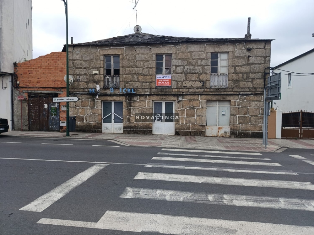 Casa  de piedra con finca en centro de Puebla de San Julián. 