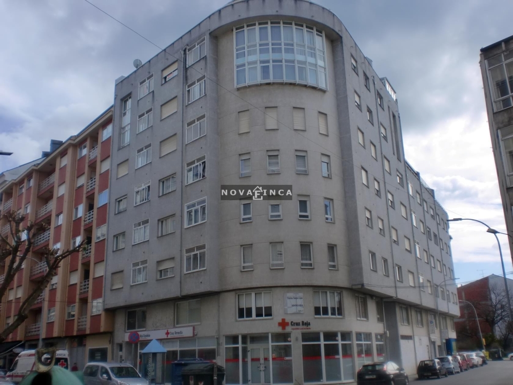 Amplio Piso en el centro de Sarria