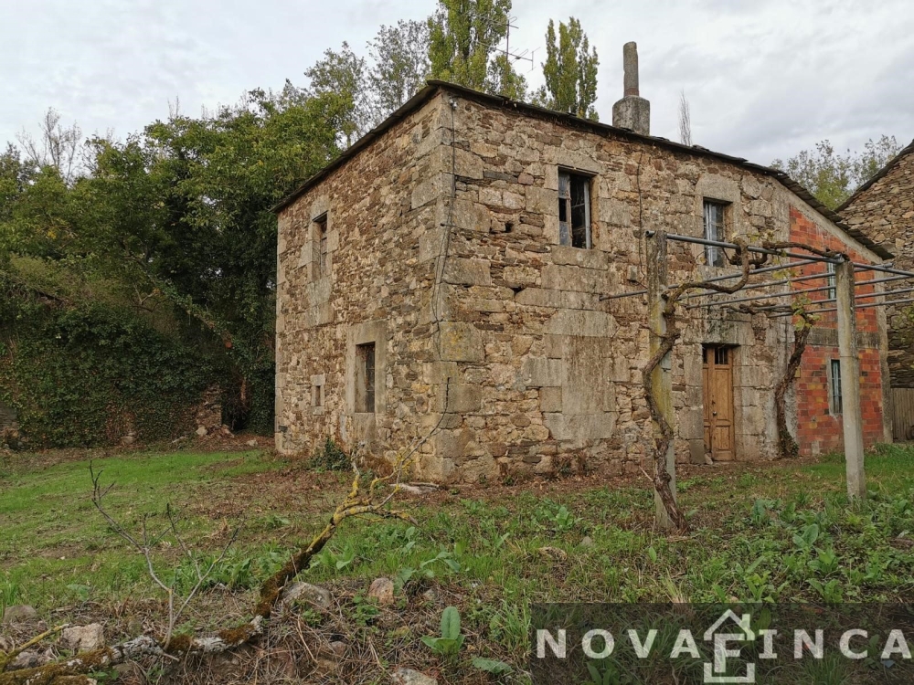 CASA CON TERRENO PARA RESTAURAR